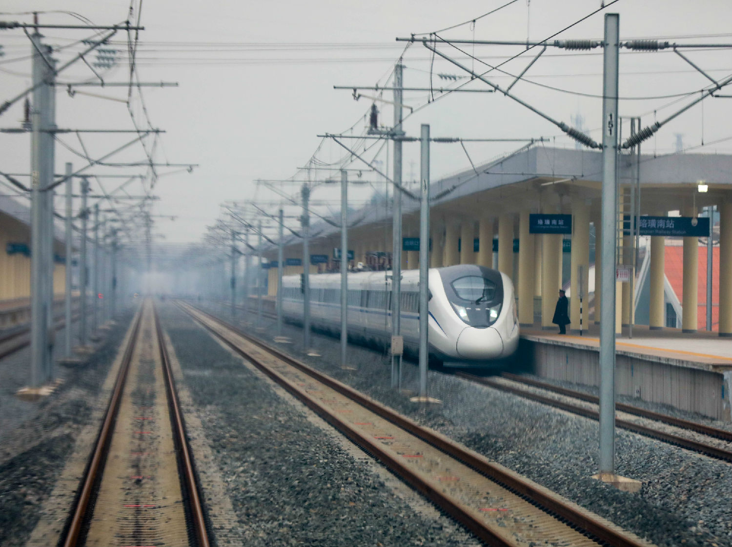 高鐵列車緩緩進站